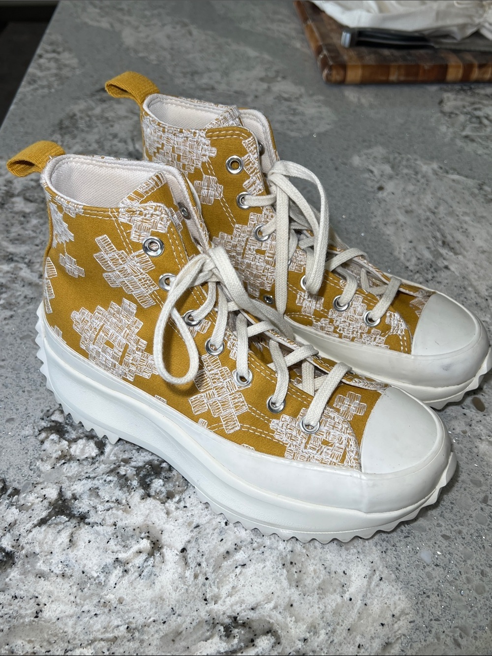 Converse Run Star Hike Platform High Top – Tonal Embroidery Edition Size M6/W7.5